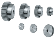 Ecco una versione sintetica adatta per essere utilizzata come testo alternativo all'interno di un'immagine: Ingranaggi a Dentatura Diritta DIN 3972 Moduli da 1 a 8 in materiale C45 normalizzato UNI 7845. Angolo di pressione di 20° per precisione e affidabilità. Ideali per varie applicazioni meccaniche gravose. Eccellenza nella resistenza e durata nel tempo.